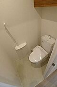 【トイレ】トイレには洗浄機能付き便座を設置！！手摺りや上部棚を設置しております♪