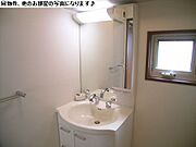 洗面台は【独立洗髪洗面化粧台】です♪♪蛇口はシャワーホース状になっております♪鏡面はキャビネット式になっており、洗面用具を収納できます♪♪