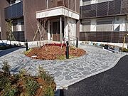 【☆重厚感のあるマンション☆】エントランスは植栽を多く緑のある空間に仕上げます♪夜でも明るく照らすように庭園灯も配置します☆