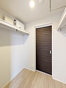 2部屋から利用可能なウォークインクローゼットです。大きな荷物も収納可能です♪