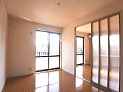 南東向きのお部屋です♪天井近くまで高さのある掃き出し窓のお部屋です♪