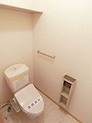 【トイレ】洗浄便座付き！！ツールボックスやタオルハンガーや上部棚も付いています♪