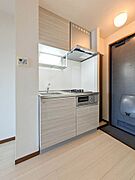 キッチンにはグリル付きガスコンロがビルトイン♪収納は出し入れのし易いオールスライドタイプです♪