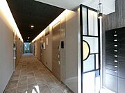 【屋内廊下】オートロックを入ると空調が効いた屋内廊下で、まるでホテルのような空間が広がります☆