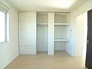北側のお部屋です。　天井近くまで高さのあるクローゼットです☆2段棚タイプとハンガーパイプのタイプの2種類です♪