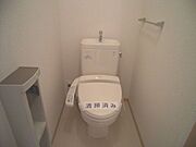 【トイレ】トイレには洗浄機能付き便座を設置♪　ツールボックスや上部棚、タオルハンガーを設置しております☆