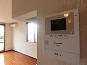 【ＴＶモニターホン】防犯にはＴＶモニターホン。リビングに居ながら来客を確認できますね☆
