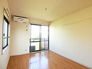 【洋室】角部屋です♪　エアコン1台付き☆　お部屋の壁には化粧幕板が設置されております！化粧幕板にはフックが付いておりますので、壁かけ時計やポスター、ハンガーも掛けておくことができます☆