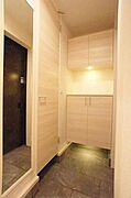 ■玄関■シューズクローク、シューズＢＯＸ付きなので、土間をすっきりお使いいただけます♪身だしなみチェックも出来る全身ミラーもついてます♪