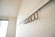 リビングの壁には可動式のフックが付いています。時計や絵を掛ける事も出来て壁に穴をあける心配がありません！
