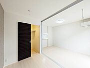 3．7帖の洋室です。ウォークインクローゼットがございます。