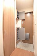 ☆大きなシューズＢＯＸに加えて、天井までの高さの玄関ホール収納があります！！収納量の多い玄関も魅力的です♪＊別室写真となります。