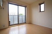 5．4帖の洋室です。角部屋なので2面採光です♪