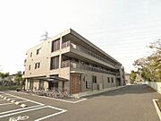 市道から駐車場までの進入路が広く、安心して通行が出来ます。