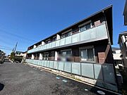軽量鉄骨造2階建て。