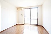 【洋室7．1帖】深みのあるブラウンの床材と建具が、しっとりとした落ち着きのある大人の雰囲気を醸し出す洋室は、モダンな雰囲気をイメージさせます♪
