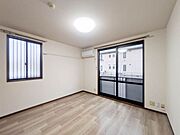 建物前面は当シャーメゾンの駐車場のため、採光性も風通しも良く、居心地の良いくつろぎ空間です♪