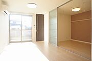 【ＬＤＫ】リビング＆ダイニングと洋室との仕切り戸のスライディングスクリーンを開放すると、一体の空間として広々とご利用いただけます♪