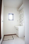 ■洗面脱衣所■　忙しい朝の洗髪に大助かりの洗髪洗面化粧台を備えた、ゆったりとしたスペースの洗面脱衣所♪