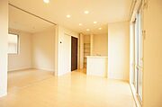 ■ＬＤＫ■　10．7帖のＬＤＫ！ダウンライト付きの為、ご自身で照明の準備をする必要が無いだけでなく、お部屋をお洒落に彩ります♪