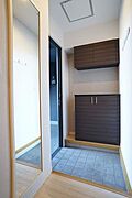 ■玄関■　上下に分かれた下駄箱はたっぷり収納出来ますよ♪上下の棚の間の部分に花や写真を飾るのも◎！身支度を整えるときに便利な全身ミラー付き！