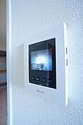 来訪者を声と映像で確認できて安心なカラーモニター付ドアホン♪録画機能付きで不在時の来訪者も確認できます♪