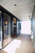 ■バルコニー■　リビングと北洋室と繋がっている広々としたバルコニー。しっかりとした屋根がある為、椅子を置いてくつろぎの空間としても利用できます。
