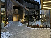 ■外構アプローチ■　邸宅感漂う住まいが、住む人のステイタスを高めます。上質な設えで細部にまで心を尽くし、ゆとりあふれる外構・共用空間で入居者を魅了します。