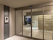 ■共用部■　エントランスのオートドアを入ると風除室⇒内包型共用廊下となっています。高級感のあるエントランスにはエレベーター付。