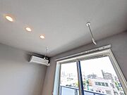 雨天・曇天時だけでなく花粉対策や防犯上、人目を避けたい洗濯物の室内干しに役立つホスクリーン付き♪伸縮も着脱も可能♪