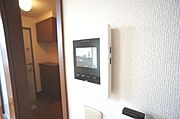 来訪者を声と映像で確認できて安心なカラーモニター付ドアホン♪録画機能付きで不在時の来訪者も確認できます♪