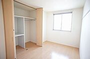 ■北東洋室■　6．1帖の北西洋室！レール内を自由に移動できます。こちらの収納には棚が付いており、ハンガーパイプも嬉しい二本付き☆衣類や布団の収納に便利♪