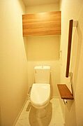 ■トイレ■老若男女に人気の必須アイテム、温水洗浄暖房便座。冬場の便座もポカポカです。上部には収納棚が付いております。