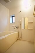 沸かし直しができて経済的な追焚給湯機能が付いた明るい雰囲気の浴室♪一日の疲れを癒やしてくれます♪