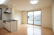 ■ＬＤＫ■　ＬＥＤ照明を備えた11．6帖のＬＤＫ！雨天時や外出時の洗濯物の室内干しや、人目を避けたい洗濯物干しに役立つホスクリーン付！