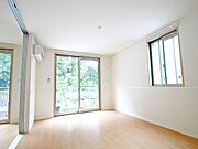 103号室は、角部屋ですので、窓も多く明るいです♪リビングには、エアコン付き！