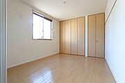 洋室には収納が2つあるので物をしっかり収納できます♪