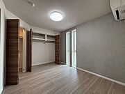 6．1帖の洋室。こちらのお部屋にもエアコンが備え付き。天井までの高さを活かしたクローゼット付き。ウォークインクローゼットもあります。
