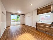 窓前には建物がないので、採光性も風通しも良い居心地の良いくつろぎ空間のリビング＆ダイニングです♪