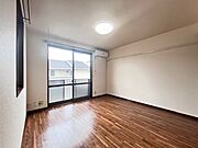 あると嬉しいエアコンを備えた洋室は、画鋲や釘を使わずに、ちょっとした物かけに大変便利な化粧幕板付き♪