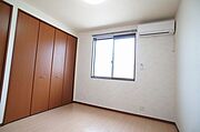 【北側洋室】あると嬉しいエアコンを備えた北側洋室は、クローゼットも配しているので寝室や子供部屋としてもご利用いただけます♪