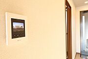 不在時の来訪者も確認できて安心な録画機能付きカラーモニターホンは、防犯効果が高く、安心・安全なシャーメゾンライフをご提供♪手動操作も可能なのでモニターボタンでいつでも玄関前の様子も確認できます♪