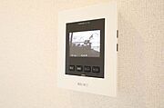 不在時の来訪者も確認できて安心な録画機能付きカラーモニターホンは、防犯効果が高く、安心・安全なシャーメゾンライフをご提供♪手動操作も可能なのでモニターボタンでいつでも玄関前の様子も確認できます♪