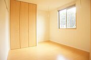 【南側洋室】リビング隣接の南洋室は室内物干し付きなので、寝室以外にも部屋自体をランドリー＆収納スペースとしたり、セカンドリビングにしたり、用途は色々♪