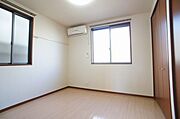 【北洋室（寝室）5．5帖】あると嬉しいエアコン付き♪画鋲や釘を使わずに、ちょっとした物かけに大変便利な化粧幕板付き♪時計やポスター・絵画を掛けてお部屋をおしゃれに演出できます♪