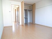 【洋室：9．1帖】～南側から撮影～東面壁の化粧幕板には小物入れなどが掛けられるフック付き♪