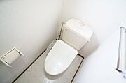 幅広い年齢層から支持されている今や必須アイテムの温水洗浄暖房便座♪冬場も便座が暖かくご使用いただけます♪