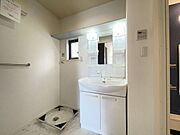 【Ｓａｎｉｔａｒｙ】洗髪洗面化粧台は、楽な姿勢でシャンプーやハンドシャワーでお掃除も簡単です。