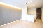 シャーメゾンのお部屋へようこそ。間接照明とアクセントクロスが映えるＬＤＫ。こちらのお部屋で新生活をはじめてみませんか？