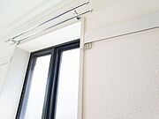 壁付けの可動式フックが付いており、衣類などを掛けておくのに便利です。